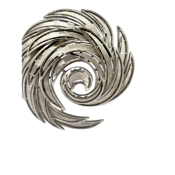 Trifari Vintage Swirl Brooch Pin 2 Inches Collectable - Picture 6 of 8